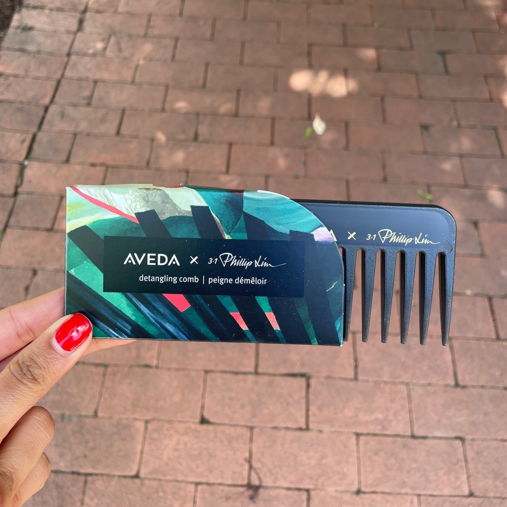 SOLD: NWT Aveda Detangling Comb in Black